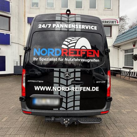 Transporter von NORDREIFEN, Heck mit Reifenspur