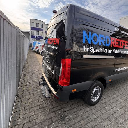 Transporter von NORDREIFEN, Ansicht von hinten rechts